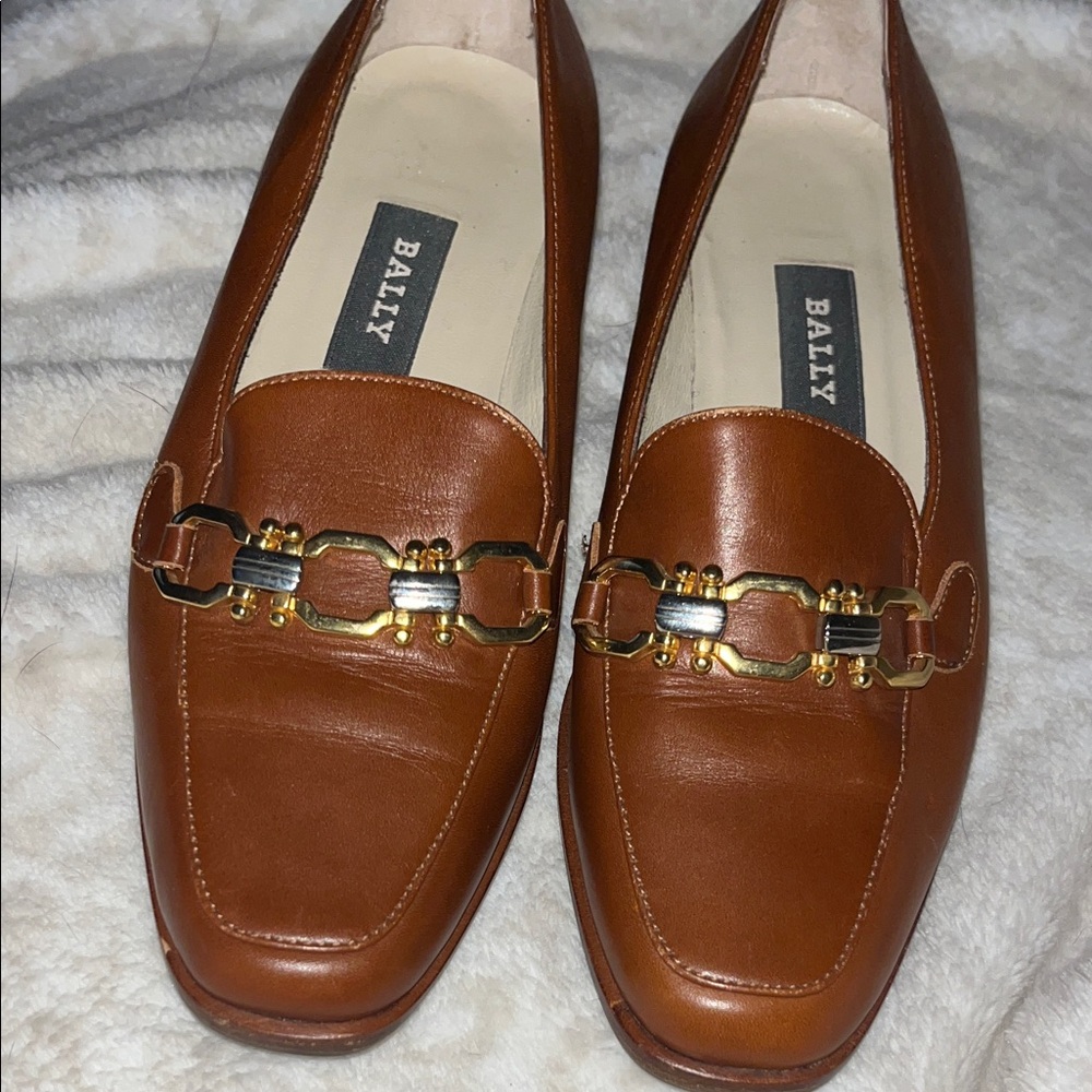 NWOT Bally Tan Leather Loafers with Gold Detailing